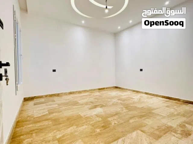 محل . وثلاث شقق . ينفتحوا صالات . رئيسي بن عاشور . ايجار .