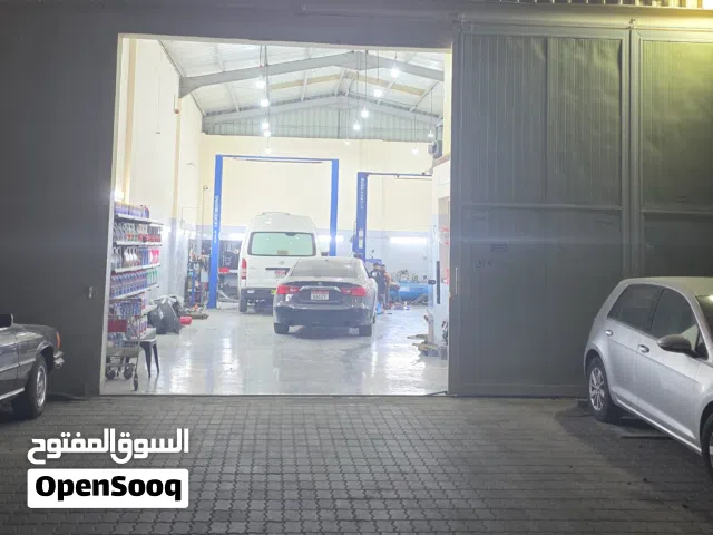 مركز خدمة سيارات للبيع