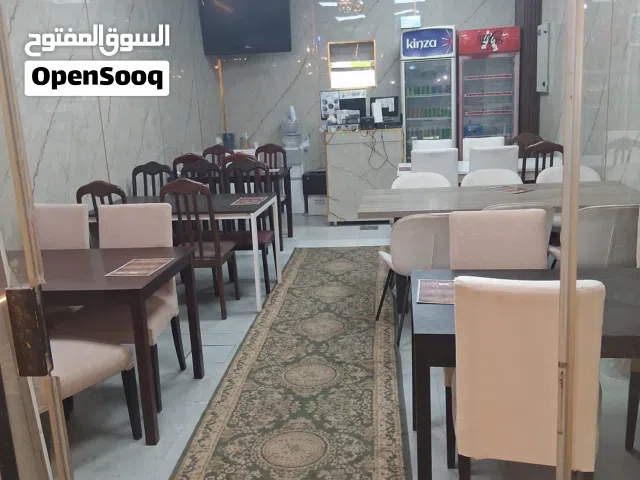 مطعم مجهز للبيع مساحه 44ويوجد مساحه خارجيه وعدد 2رقم الي الايجار 650 في الشهر