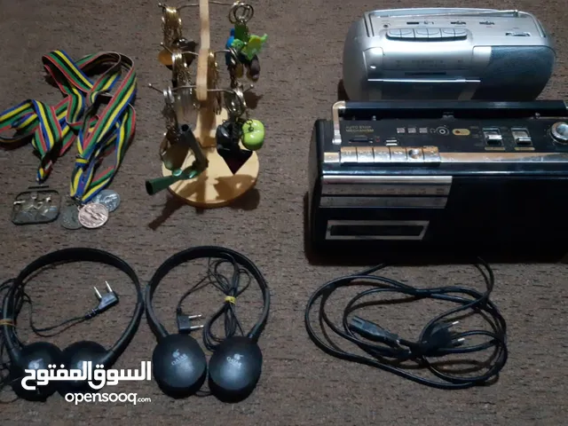 (المجموعة 10 دينار) 28 ميدالية ومسجلين و سماعات