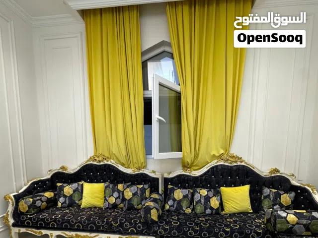 طقم كنب مصري مع ستاره و3طاولات نضيف جداً