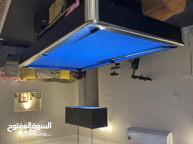 للبيع طاولة بليارد مستعملة بصحة ممتازة مع طقمين كور و كيو 2