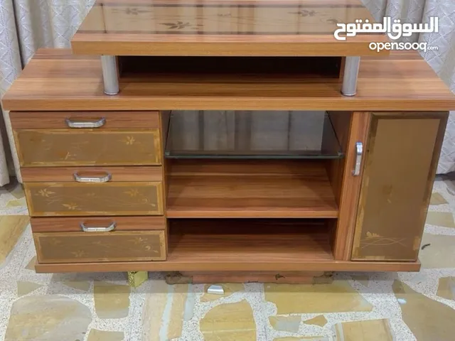 ميز تلفزيون أو ميز عادي يصير درجه أولى باب اول ممتاز استخدام قليل جدا واستخدام نظيف ومنظره حيل حلو