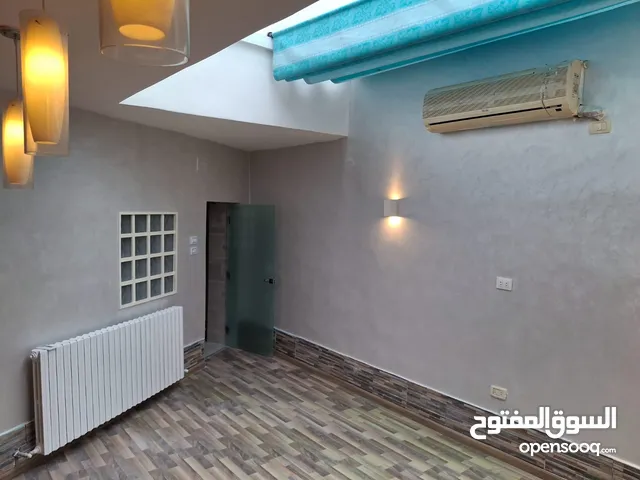 شقة شبه أرضية بمدخل مستقل في أرقى مناطق دابوق - مفروشة (من المالك مباشرة). 5 دقائق مشي لشارع المدينة