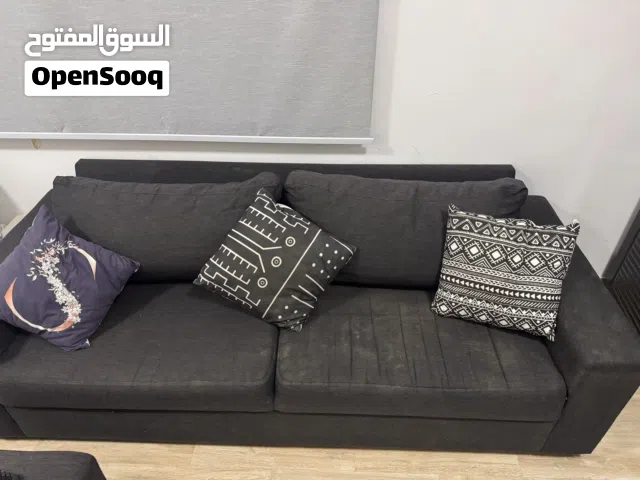 كنبة قطعة وحدة مع ثلاث مخدات