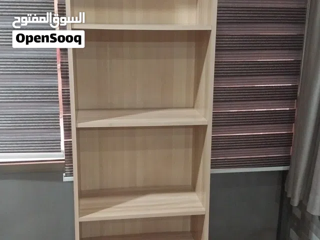 خزانة للكتب بحالة جيدة