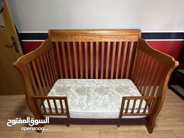 تخت طفل وطاولة غيار