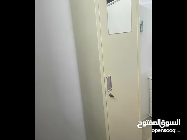 دولاب حديد فردي بحالة جيدة