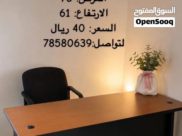 مكتبة خشبية بحالة ممتازه جدا  لا يوجد اي كسور او خدوش مع مدخلين للاسلاك.