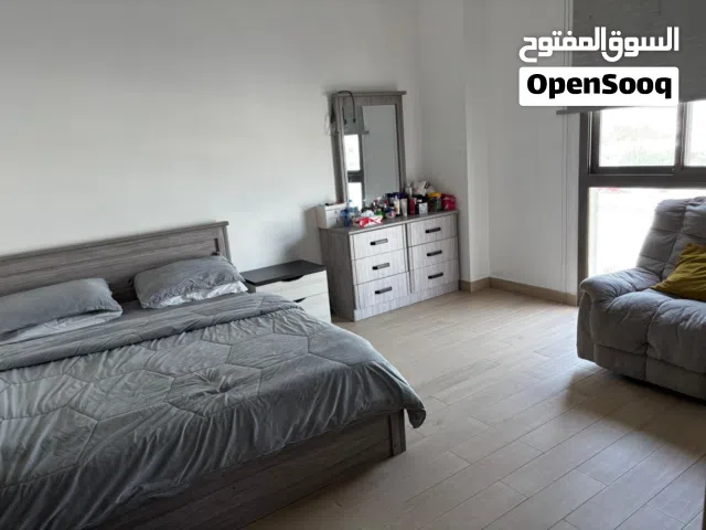 شقة فاخرة للبيع في الرفاع – 4 غرف + صالتين + موقفين – مساحة كبير