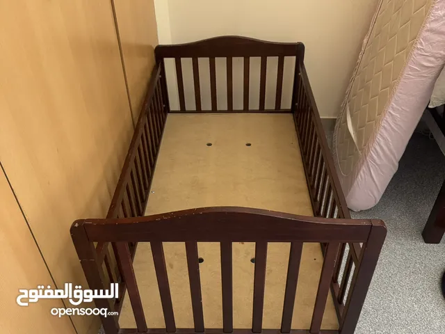 تخت اطفال مع فرشة بحالة جيدة جداً للبيع