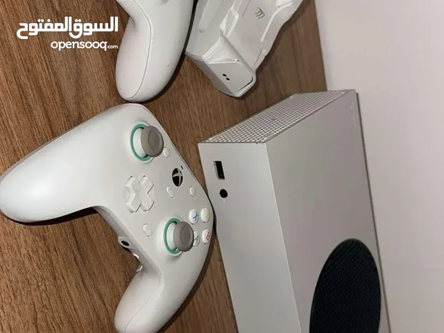 xbox series S للبيع استعمال بسيط الجهاز نظيف   ومعاه حساب فيه لعبة Division 1 مملوكة