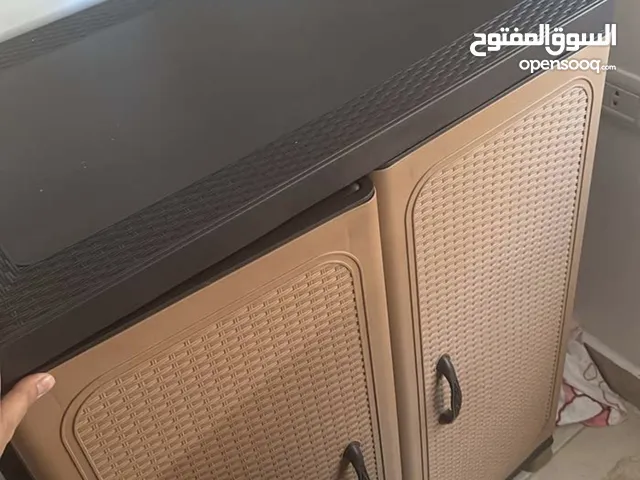 متفرقات للبيع المستعجل كلهم بسعر رمزي جدا (ثريات وخزانة رتان وطاولة وسط)