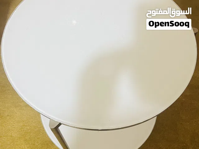 سرير لفرد واخد - خزانه 3 ارفف خام بلاستك قوي - طولة زجاج بعجل متحركة - كرسي بلاستك ابيض