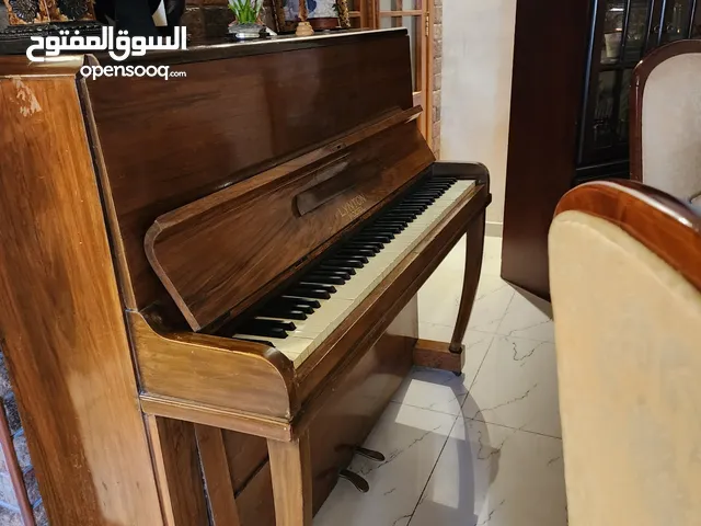 بيانو انتيك قديم عمره 90 سنة بحالة جيدة.