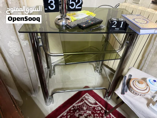 طاولة زجاج ومكتبة بحالة جيدة