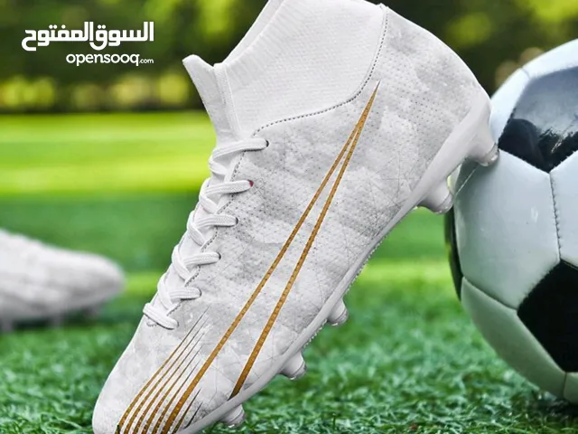 بوتي رياضي ويوجد لونين ابيض و اسود