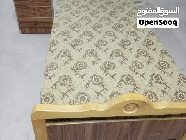 سرير مع فرشة زمبركية
