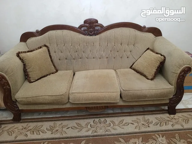 طقم كنب مستعمل بحاجة قشاطات وخياطة القماش وتنظيف  للبيع بسعر مناسب