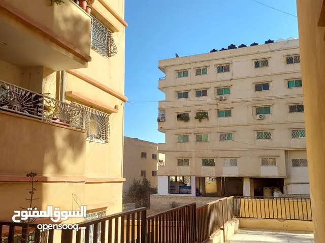 شقة للبيع في الزرقاء شبه طابق ارضي خمس درجات للطابق الاول موقع مميز، الله يطرح البركة لصاحب النصيب.