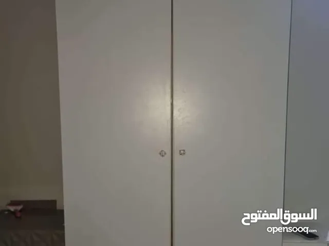 اغراض نضيفه للبيع العين الدولاب والكرسي ومتفرقات