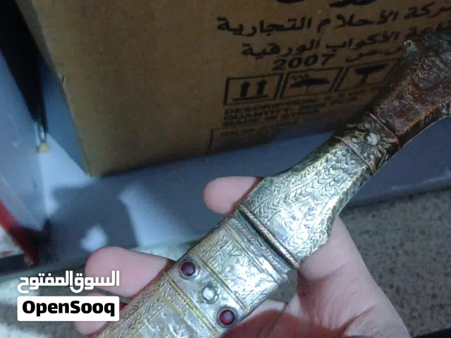 للبيع أو للبدل خنجر نحاسي قديم عليه أحجار فيروز حجمه صغير بحاله ممتازه عمره يتجاوز ال 80سنه بادلب