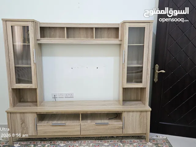 كنب بحالة جيدة جدا مع ستائر وطاولة تلفزيون