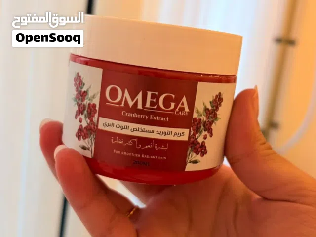 كريم توريد وتنعيم الجسم بمستخلص التوت البري -Omega Care