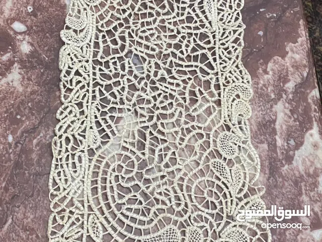 مفرش لاسيه اوف وايت عرض 35 سم والطول 90 سم