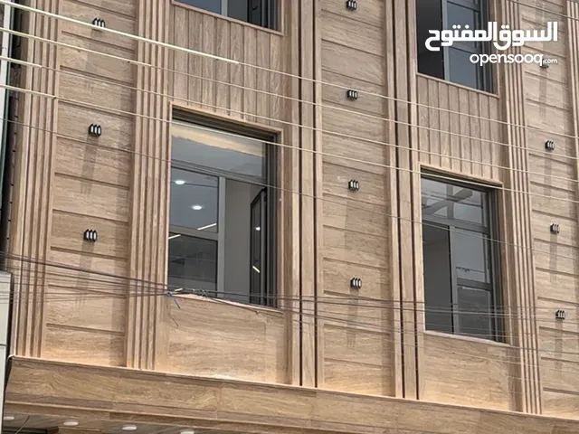 بناية للايجار بالطويسة على شارع المركز