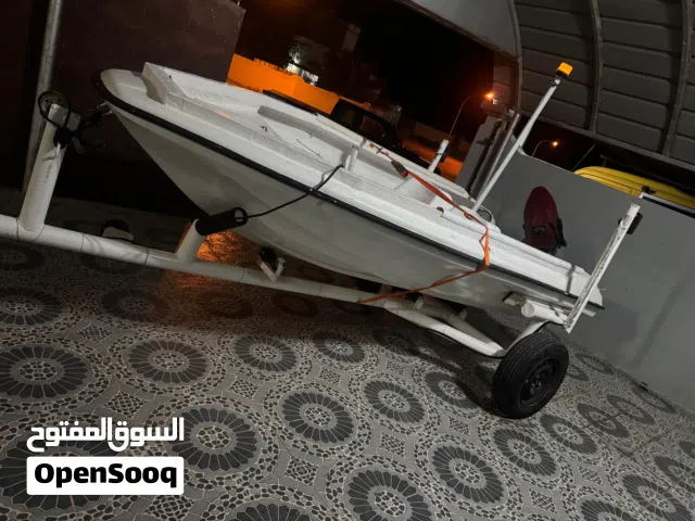 قارب مع المكينه و قالوصه للبيع