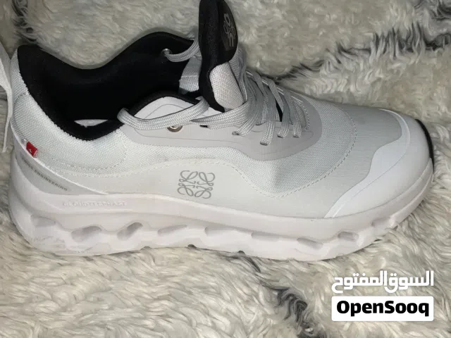 On سنيكر 'كلاود تيلت أول وايت' x Loewe