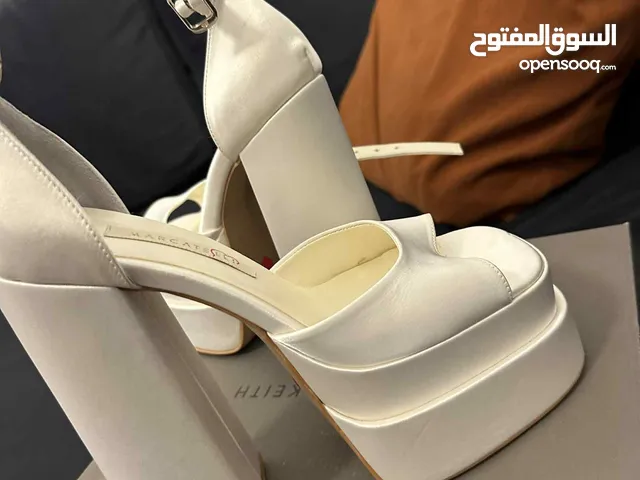 مستعمله مره واحدة في عرسي كعبها عالي مريحه للحركة