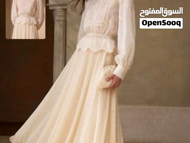 بلوزة فقط مطرزة بالورد لون بيج