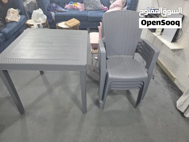 طاولة مع اربع كراسي جديد يمكن فك الطاولة بحيث فصل الاقدام عنها في حال النقل