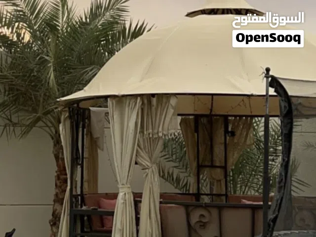 جلسة خارجية فاخرة ، مجهزه بالكراسي مع الكهرباء وكل اغراضها ( اقرأ الوصف )