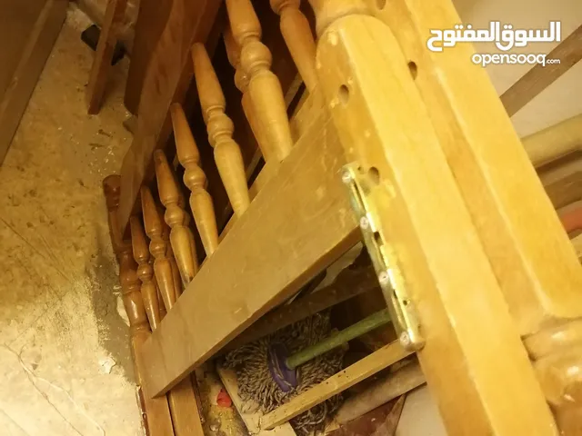 سرير خشب صولد مستعمل للبيع في شارع الجامعة اربد شارع أبو ذر الغفاري شمال البوابه الرئيسيه للجامعة