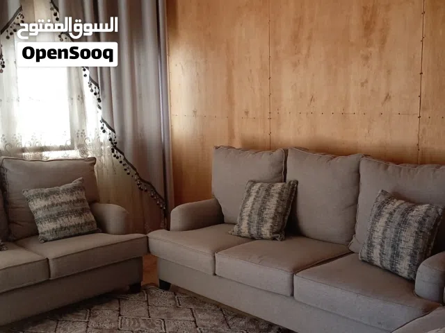 طقم كنب 7 مقاعد مع مكيته وبرداي بحال الوكاله