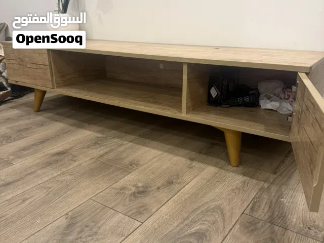 طاولة تلفزيون شبه جديده نظيفه جدا استخدام بسيط جدا