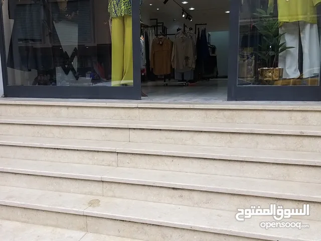محل ملابس نسائية  للبيع عتب وديكوره  في شارع السلام -ابوسليم شارع حيوي ومعروف   مساحته  11×
