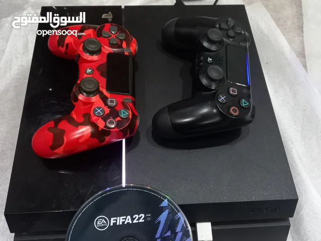 للبيع ps4 بحاله الوكاله مع يدتين بسعر حرق حرق