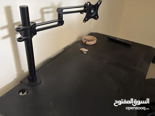 طاوله قيمنق مع قاعده شاشه مع ليتات led