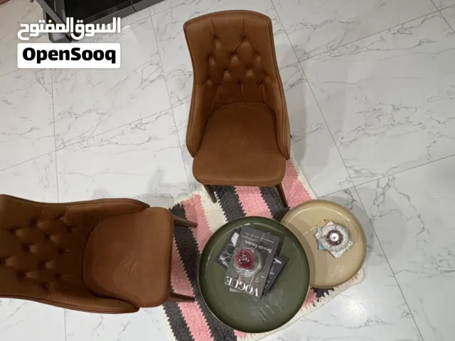 كرسيين و طاولتين جدد