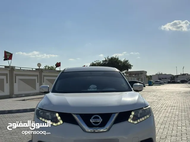 White Nissan x-trail 2015 model 7 seater GCC specifications mileage 228000km for sale نيسان اكس تريل
