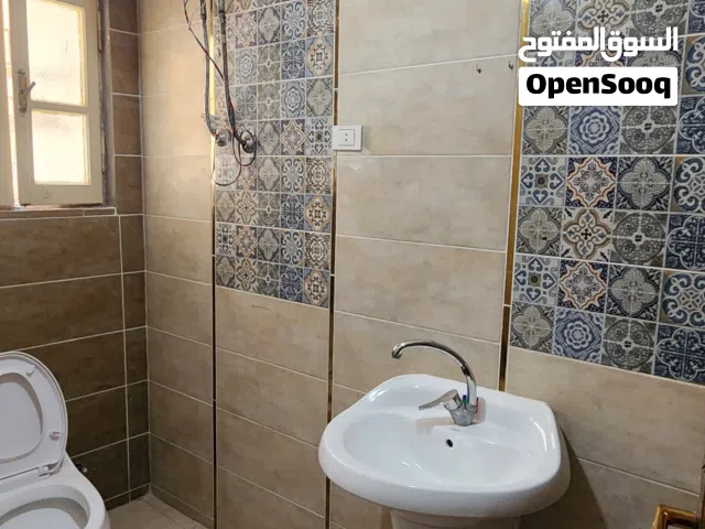شقة للايجار وسط البلاد بجانب جزيرة العلم وثانوية مصراته للبنات