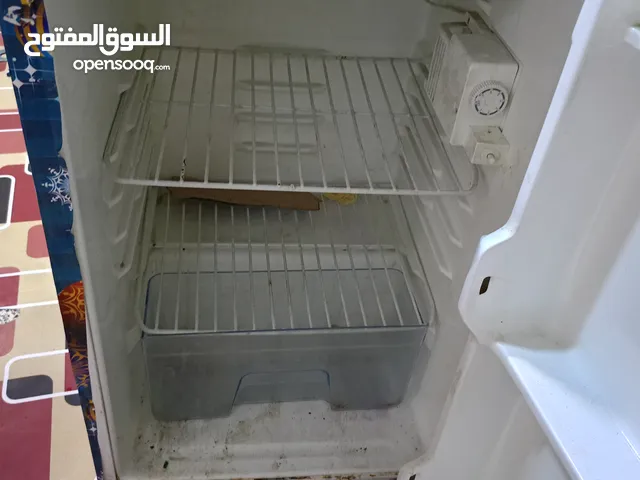 سلام عليكم عندي ثلاجة للبيع نضيفه شغاله شرط الفصح مكان بصره حي الحهاد قرب كراج الكوسترات السعر 50
