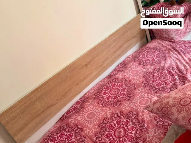 سرير بحالة ممتازه جدا للبيع مع الفرشه نظيفة جداً