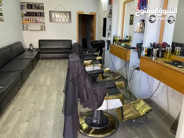 للبيع: ديكور صالون حلاقة رجالي — شبه جديد وبحالة ممتاز