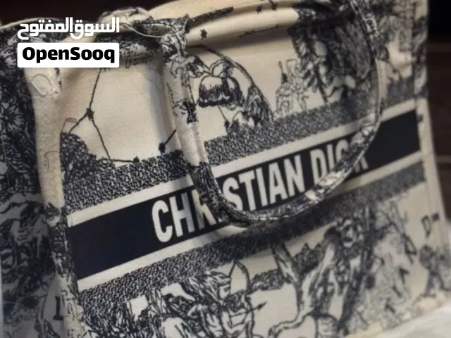 شنطه شيّك و واسعه من داخل