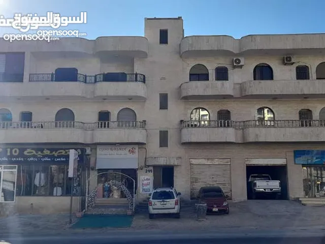 مجمع تجاري مؤجر بالكامل للبيع على شارع رئيسي و حيوي في منطقه بلال . ام الاسود